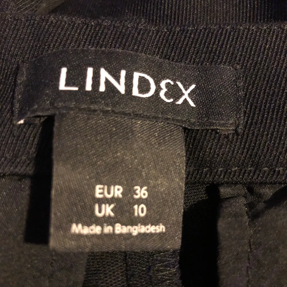 Skitsnygga svarta kostymbyxor med dragkedja och fickor från Lindex i strl 36! Endast använda 2 ggr☺️ (+59 kr frakt). Jeans & Byxor.