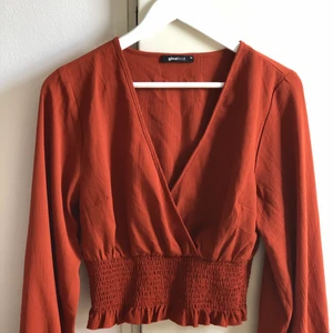 Blus - Sött top från Ginatricot, använd en gång så den är i mycket bra skick! Storlek 36. 