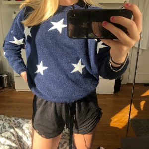 Tröja med stjärnor från hm  - Söt tröja med stjärnor som inte kommer till andvänding som jag köpte förra året på hm barnavdelning. Lite nopprig. Köparen betalar för frakt.