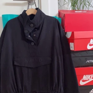 Jacka från Nakd storlek M  - Super ball jacka med åtdragbar midja. Den har en ficka mitt på bröstet och knappar från kragen å mer än bit som man själv väljer hur många som ska va öppna och stängda. Använd ca 2 gånger