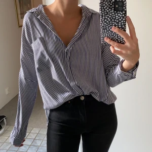 Skjorta Monki  - Fin randig skjorta från Monki! Mörkblå och vit. Pris kan diskuteras och frakt tillkommer 💕