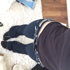 Mina fkn babies  - Domhär truesen har varit med mig genom ALLT. Älskar dom mer än ord kan beskriva men använder dom aldrig längre och känner att någon skulle ha mer användning av dom. Verkligen helt magiska, nice vit stitching med schysta back pockets samt att de är bootcuts!