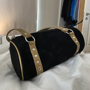 SNYGG VÄSKA - Säljer denna asfina väskan som är avlång men rund i formen!! Den är verkligen superfin och det finns även innerfack som är super⭐️⭐️ den är använd några gånger men inte alls mycket 💜 bud börjar på 150kr så bara att buda 🥰