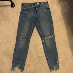 Håliga jeans  - Säljer dehär jeansen från hm, använd ett fåtal gånger! Jag är 170 och de sitter bra på mig, strolek 36 men funkar för 38 också 