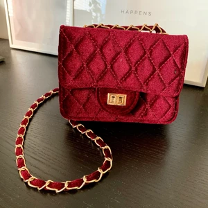 Röd söt handväska  - Liten röd handväska i sammetsmaterial❣️ 110kr ink frakt 