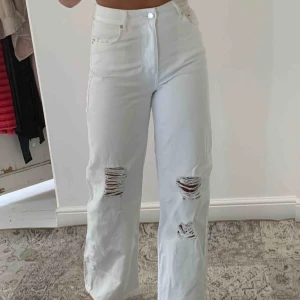  - Ett par vita jeans med hål från Bershka. Använda typ 2 gånger och tvättade. Jag är 175cm. Spårbar frakt tillkommer på 63kr 💞💞