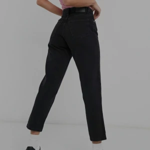 Monki jeans svarta - Säljer då dessa jeans från monki då dom inte har kommit till användning och de passade inte min stil. Andvänd 1 gång sen har dom bara legat i en låda  nypris 500kr storlek S men känns som en XS mennjag som S kunde åxå använda dom