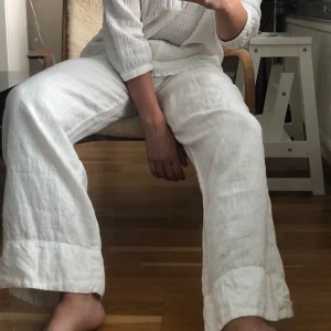 Vita linnébyxor - Jätte fina linnébyxor i storleken 36. För små för mig därefter säljs 🌼 Budgivning i kommentarerna vid flera intresserade. Betalning via swish! ☀️ frakt på 44 kronor tillkommer! budgivningen slutar på onsdag (2/9) 💞