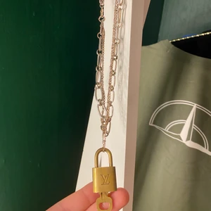 Louis Vuitton  - Jätte fint halsband med ett lås från Luis Vuitton, låset får självklart att ta av om man vill. Det är äkta och jag köpte det för 1200kr.