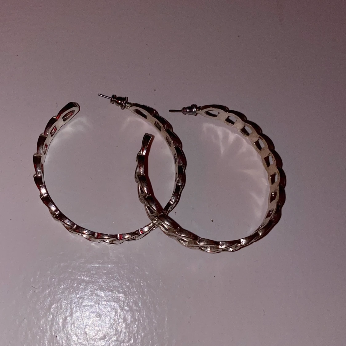 flätade hoop örhängen