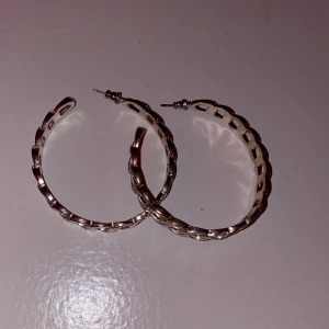 flätade hoop örhängen  - jätte snygga hoop örhängen!!💕 aldrig använda!! frakt tillkommer💖