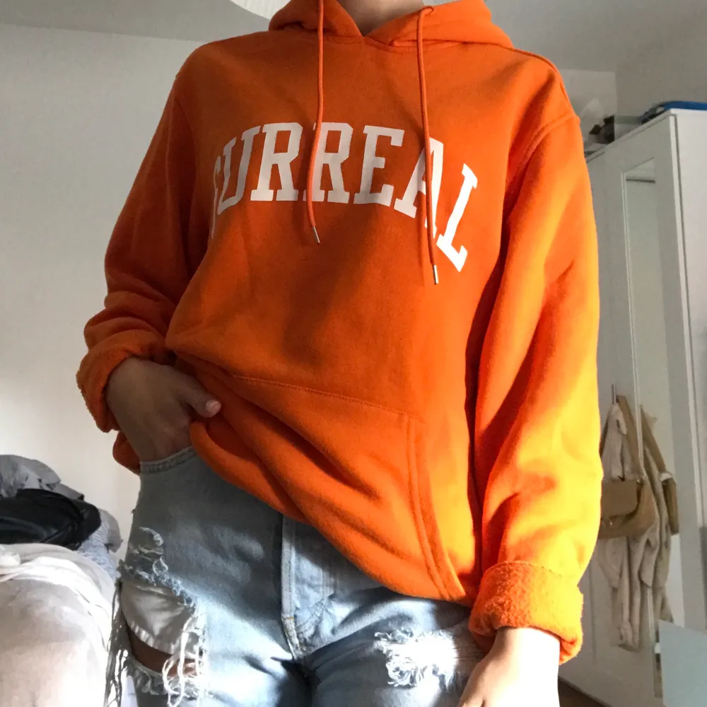 orange hoodie i strl s, köpt på Carlings. säljer då det inte riktigt är min färg med oranget.🤍 som ny🤍. Hoodies.
