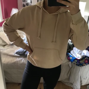 Beige hoodie - Beige hoodie med den perfekta passformen. Från boohoo i strl s/m. Köpare står för frakt :)
