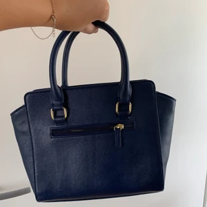 Snygg väska med en snygg färg - Säljer min väska ifrån dondonna, då den inte kommer till användning längre. 