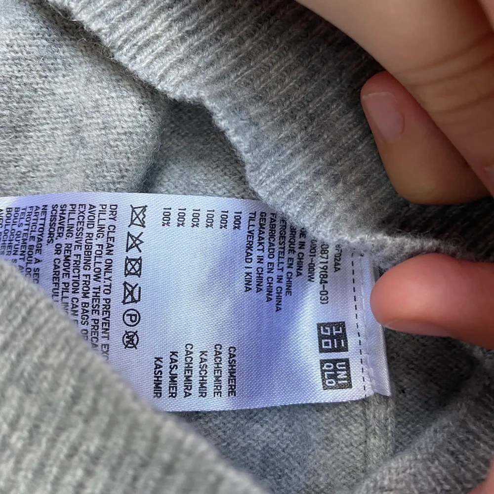 Säljer denna fina grå chasmere tröja från uniqlo den är i nyskick bortom ett litet hål som syns på tredje bilden, man ser det dock knappt men där av det lägre priset. Det är 100% chasmere😍❤️❤️ Nypris va 1000kr. Tröjor & Koftor.