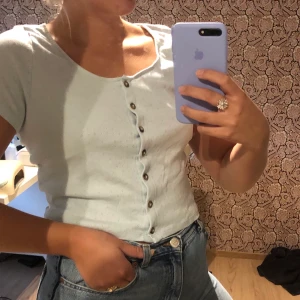 Ljusblå kroppad T-shirt!  - En supersnygg ljusblå kroppad T-shirt som är använd endast en gång. Säljer pga köpte två stycken:) den är väldigt skön att ha på sig och sitter fint på!