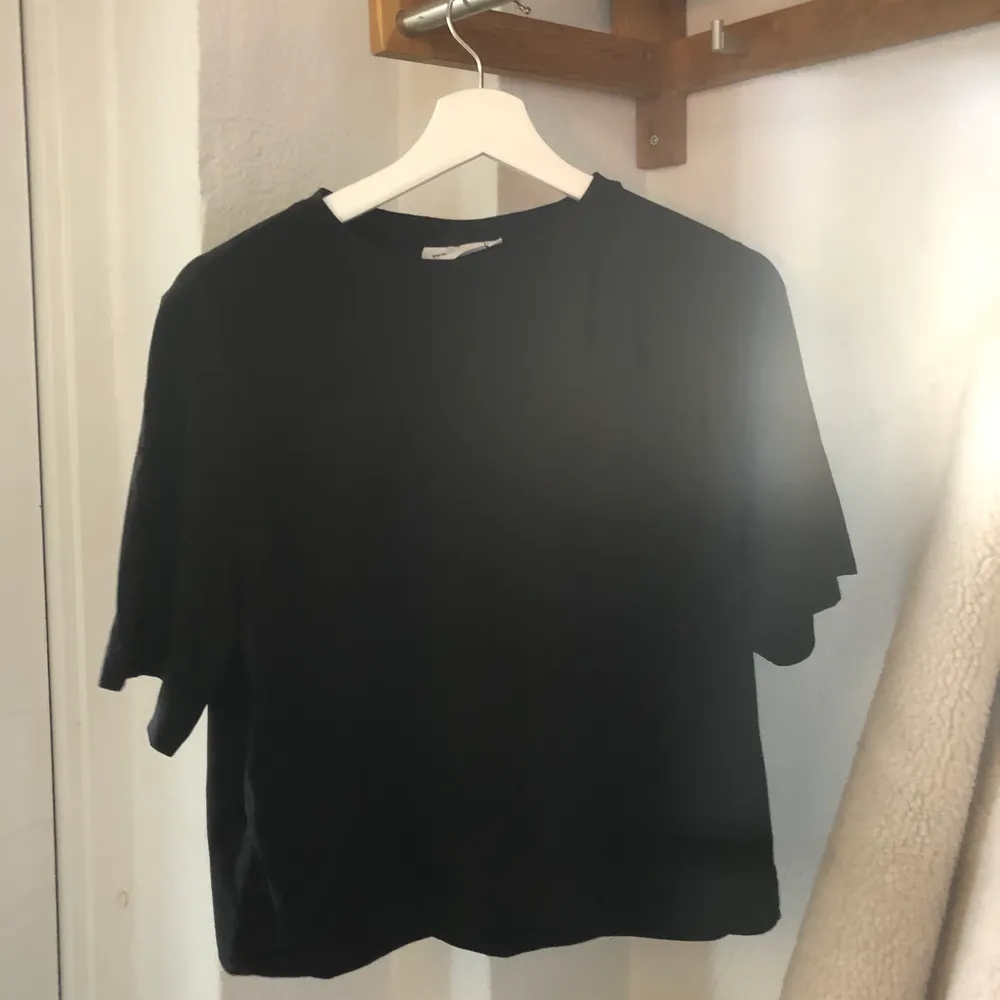 en svart basic t-shirt från märket Weekday. . T-shirts.