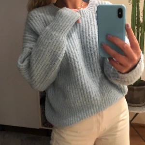 Stickad zara tröja - Färgen är mest rättvis på sista bilden, jätte fin blå/ turkos färg! 50kr + 60kr frakt 