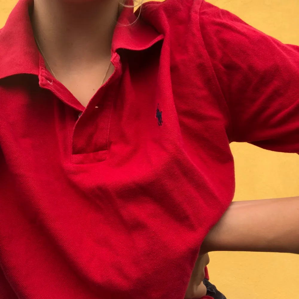 Fin röd Ralph lauren piké som passar till allt❣️ barn storlek 14-16 men sitter som en dam S( jag brukar ha S/M) lite mörkare röd än på bilden❤️. T-shirts.