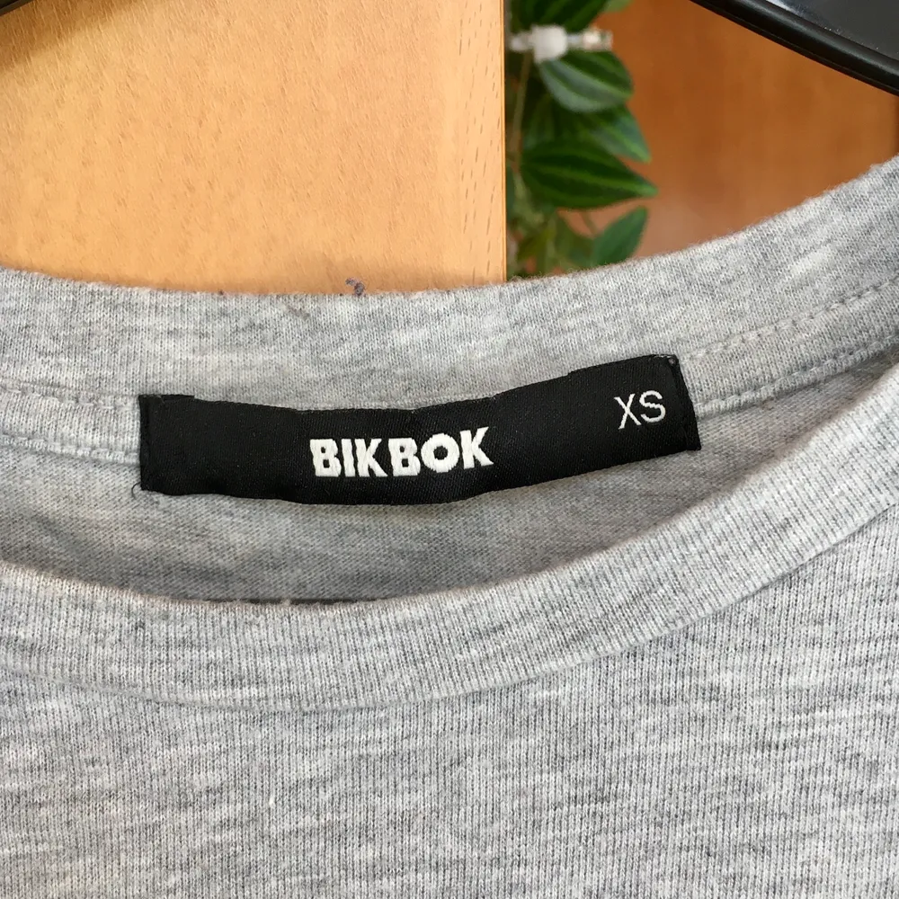 Mjuk t-shirt från Bik Bok med tryck ”Girls”. Storlek XS men skulle säga att den även passar S! Köpare betalar frakt på 22kr! 💃. Toppar.