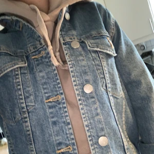 Jeansjacka  - Här är en jeansjacka från ginatricot i den perfekta blåa färgen enligt mig, medellång modell. Har lite slitningar i ändar av jackan. Snygg passform. Använd ett fåtal gånger, säljes pga inte riktigt min stil. Storlek small men själv har jag xs. 