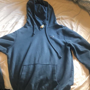 Holister - Skön snygg holister huddie i stolek S men funkar som M också;)