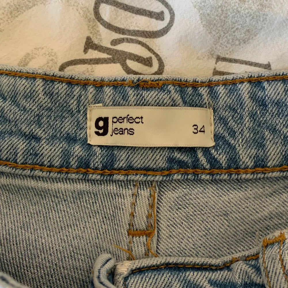 Supersnygga slitna jeans från Gina Tricot som tyvärr inte kommer till användning längre 🤍. Jeans & Byxor.