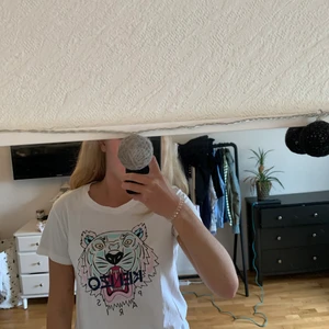 Kenzo t-Shirt  - Vit kenzo t-Shirt i storlek L, säljs för 200kr, nypris 1000kr 