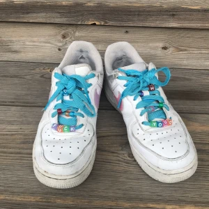 Air force 1 custom 37,5 - Gör en intressekoll på mina favorit skor. Dem är så sköna o snygga men börjar tyvärr bli försmå. Ett par ganska slitna o gamla air forces som är omgjorda så de ser inte så gamla på. Hello Kitty och en lite kyckling på sidorna. Låga startpriset pga skadorna.Inköpta för 499 kr helt vita.