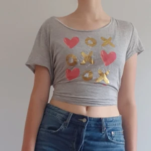 Holly & White tshirt  - Tshirt från Holly & White med sött tryck. Är i storlek XL. Jag har själv använt den som en oversized och knytit upp den där bak som på de första två bilderna. Är lite skrynklig på sista bilden efter att ha varit uppknuten men går självklart att stryka. Säljer tröjan för 40kr exklusive frakt (44kr). Bjuder dock på frakten vid köp över 300kr helt gratis! 