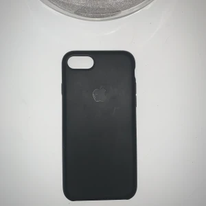 Apple iPhone 7/8 skal - Säljer silikonskal för iPhone 7/8 från Apple. Skalet är i bra skick men man kan se på två ställen att den är använd men annars är den i bra skick. Nypris 400kr. Säljer för att den inte passar min nya mobil Färgen är svart.