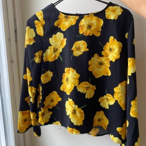 Bikbok blus blommig - Kan frakta!