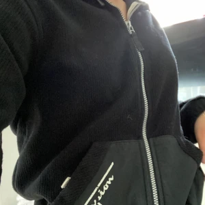 Champion tröja - Fett cool champion zip sweater som köptes här på plick, men kändes tyvärr inte som min stil när jag testade den irl då jag älskar kläder som är jätteoversize vilket denna inte är:(. Fint skick och jättesnygg annars!