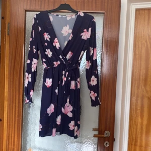 Blommig tunika strl. XXL - Blå blommig tunika i strl. XXL. Pris exkl. frakt, köparen står för frakten. 