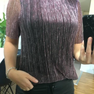 Snygg tröja från Pieces - Glitter/rosa/svart tröja från märket Pieces i storlek xs. Oanvänd. Kan mötas upp i Skövde eller Hjo. Skickas mot fraktkostnad.