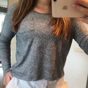 Lång grå tröja  - Säljer denna då den inte kommer till användning. Ej sliten. Skönt material. Lång❤️