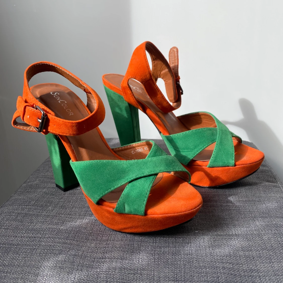 Högklackade skor i färg 