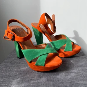 Högklackade skor i färg  - Platå och sandalrämmar. Använda 2 gånger inne. Storlek 40. Mockaimitations liknande material. köpta i spanien 