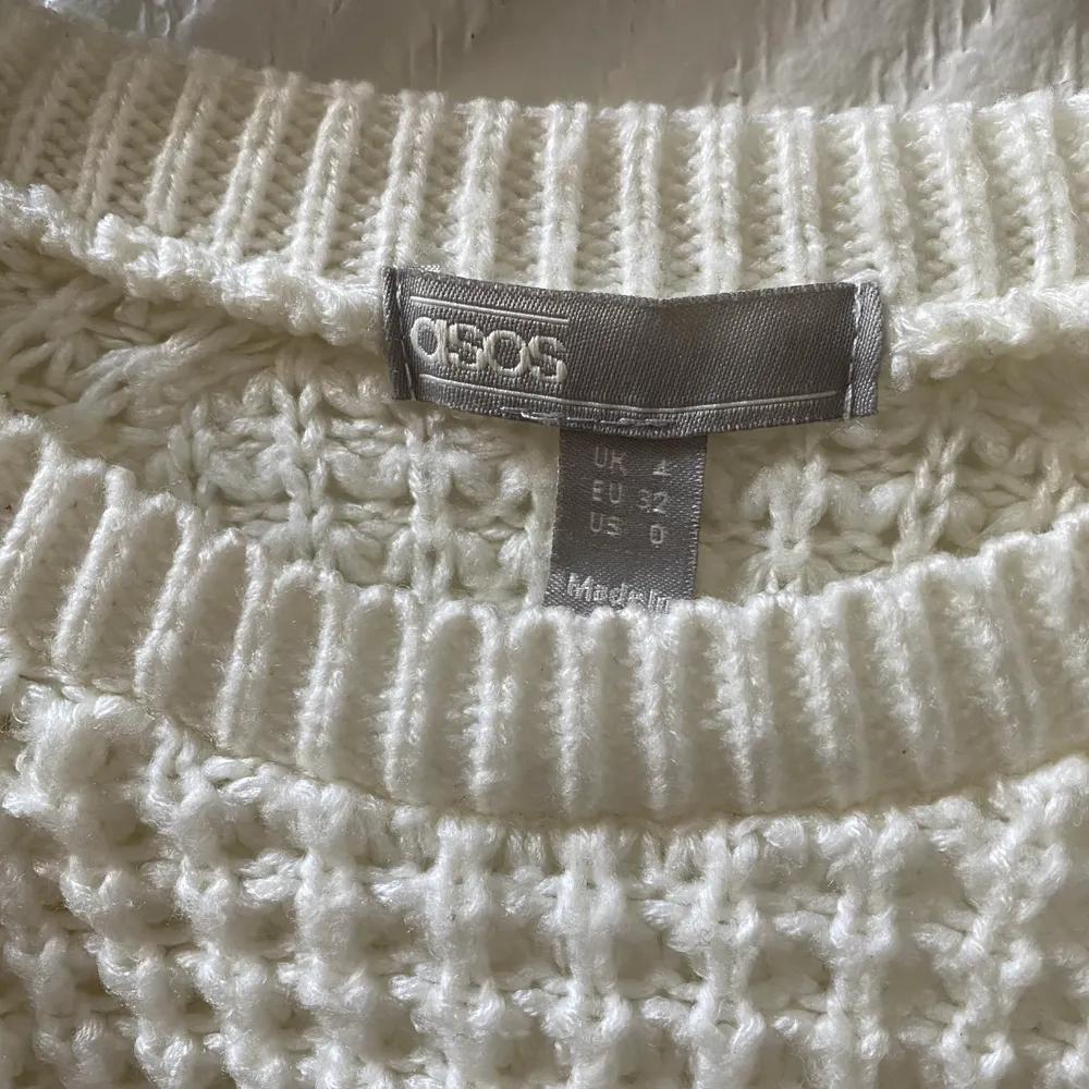🤍 en croppad stickad tröja i färgen vit från Asos. storlek XS-S. 🤍. Tröjor & Koftor.