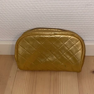 Neccesär - En guldig neccesär som knappt är använd men finns några små fläckar från smink