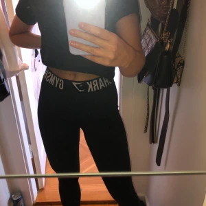 Gymshark tights 🦈 - Gymshark ”fit” tights 🦈 Använt men i fint skick, lågmidjade i storlek S (passar nog M också då jag tycker dessa är rätt stora i midjan) Katt finns i hemmet 🐱 Köparen står för frakt 💕