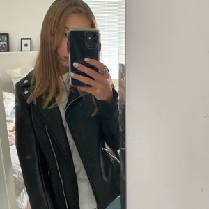 Skinnjacka  - Jätte fin ”Skinn” jacka från H&M, säljer pga för mycket jackor. Använd ca 2 gånger. 