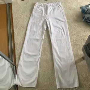 Säljer mina jättefina raka vita jeans från zara. Använt endast en gång, köpta för några veckor sedan! Sitter jättebra på och går och klippa om de är för långa! 