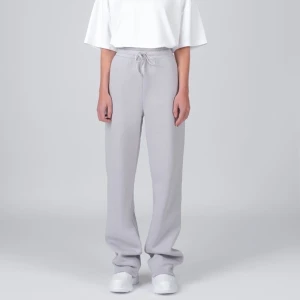 LXA the label Pants storlek S - Säljer dessa pants i LIGHT GREY storlek S från Linn Ahlborgs egna märke LXA the label. Helt slutsålda på hemsidan! Beställde hem två olika storlekar därför jag säljer dessa nu helt nya, endast testade. Säljer till nypris 599kr och frakten kostar 63 kr och är spårbar💕