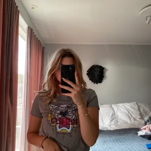 Kenzo T-Shirt - Säljer en till Kenzo t-shirt då den ej kommer till användning längre! Givetvis äkta och väldigt sparsamt använd! 🖤