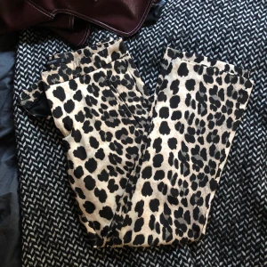 Crop flare Leo print byxor - Från ZARA. Storlek S.