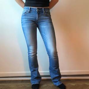 Ett par sköna lågmidjade bootcut jeans i ett mycket bra skick från märket crocker. Köparen står för frakten.😊😊