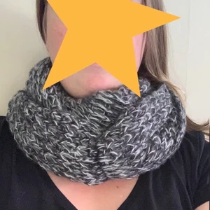 Halsduk - Tubhalsduk som är stickar.