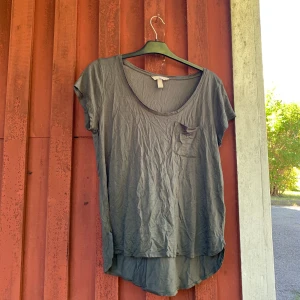 Olivgrön T-shirt från HM i storlek M - En jätteskön enkel T-shirt. Köpte för ca 4 månader sedan men har tyvärr aldrig använt. OBS, skrynklig för att den legat i en påse. Betalning sker via swish & kunden står för frakten✨✨✨