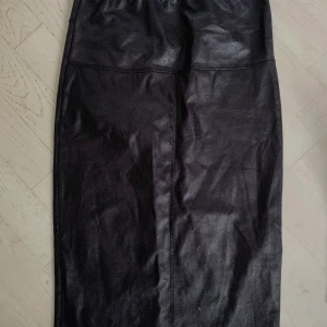 Skinn kjol  - Ser lite skrynklig ut, men den bli slät när den sitter på! Tajt passform 